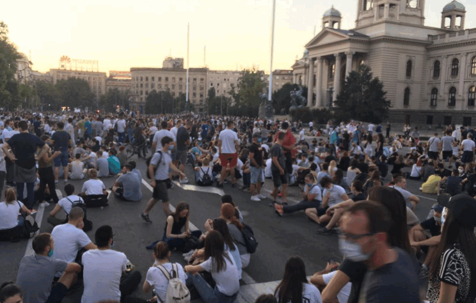 I večeras <span style='color:red;'><b>građani protestuju</b></span> u Beogradu, Novom Sadu i Nišu: Srbija sedi sve u šesnaest